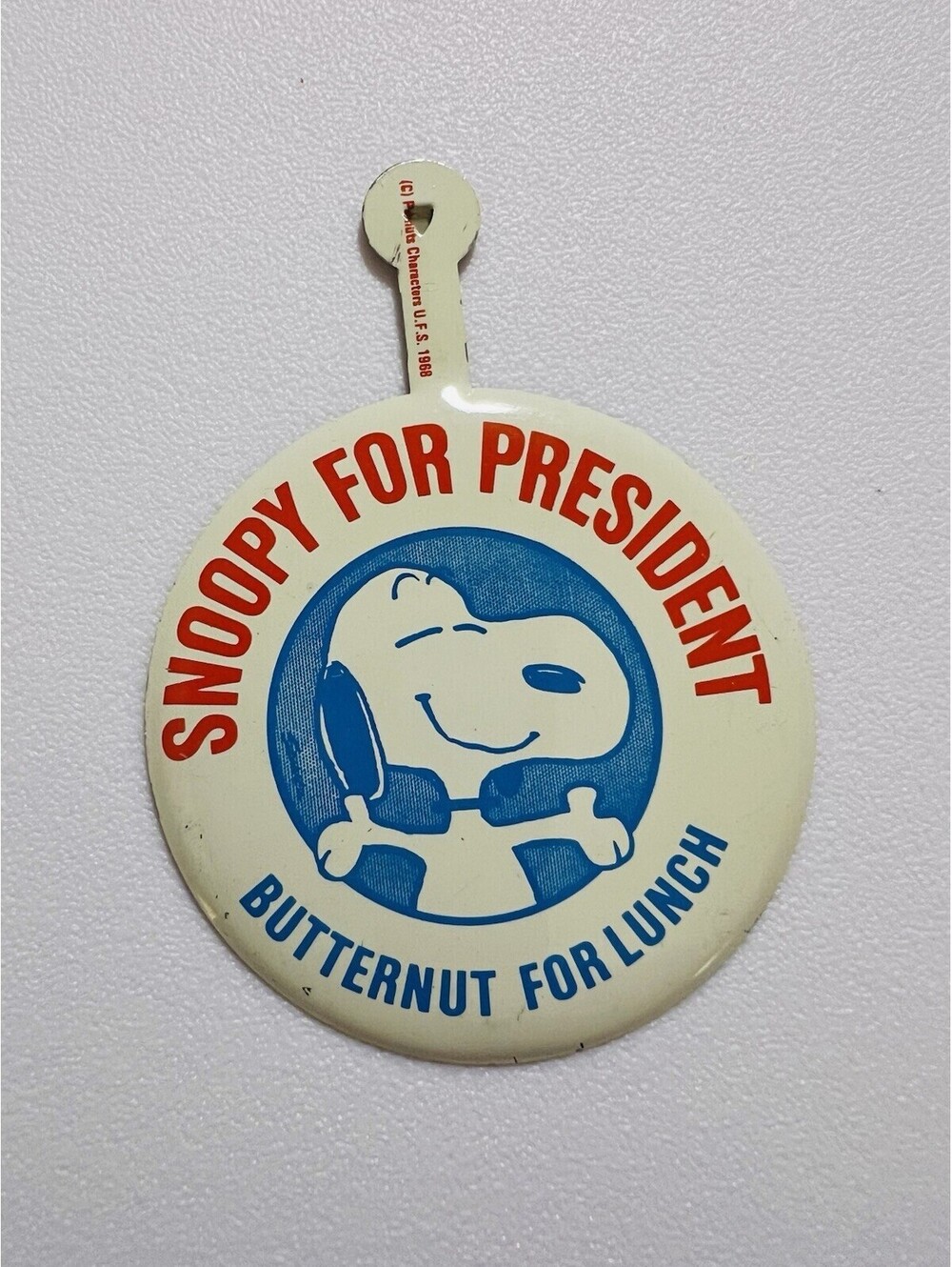 1968 SNOOPY FOR PRESIDENT BUTTERNUT FOR LUNCH METAL CLIP ON FOLD OVER PIN BUTTON